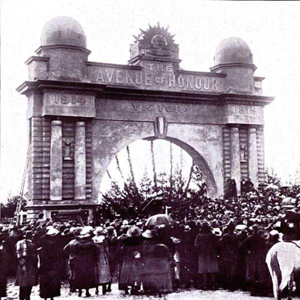 ‘Opening Arch’, photograph, published in ‘Souvenir of Arch of Victory and Avenue of Honour Ballarat. with Lucas and Co's compliments Christmas 1921’,Australiana Research Collection.